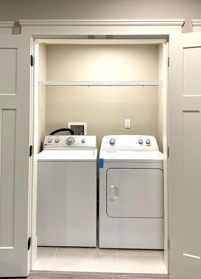 וויט רוק New Two-Bedroom Legal Suite With Parking מראה חיצוני תמונה