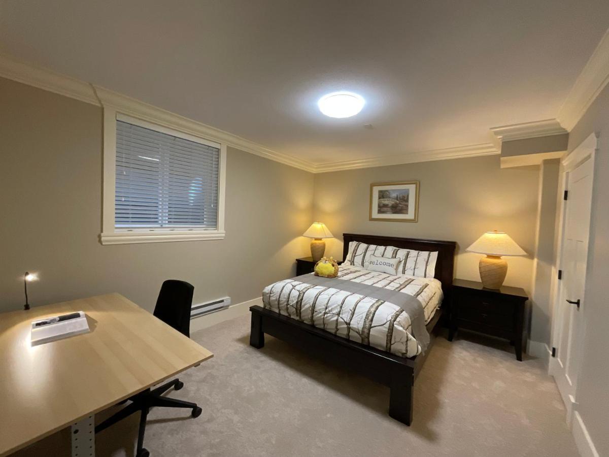 וויט רוק New Two-Bedroom Legal Suite With Parking מראה חיצוני תמונה